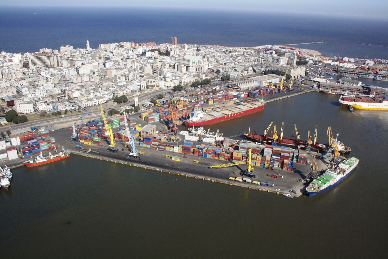 Uruguay impulsa inversiones portuarias para brindar "salida al mar" a Paraguay